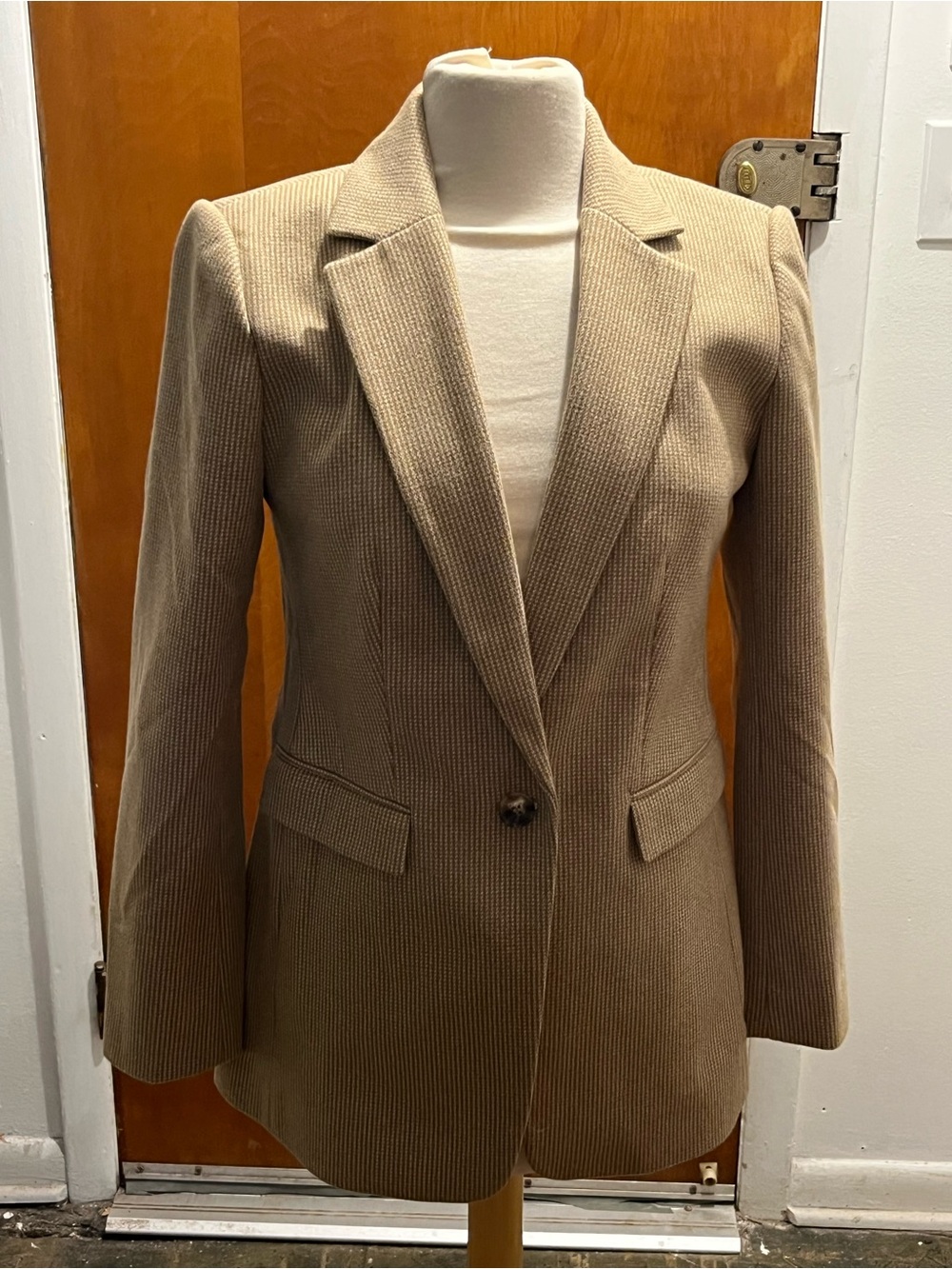 Ann Taylor Loft Women's Beige Herringbone Knit Blazer. Size 4. New single button